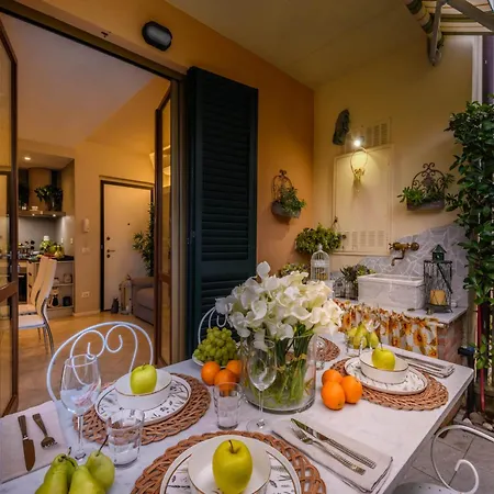 Stylish Retreat With Garden & Parking 아파트 루카