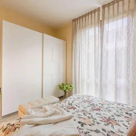 Stylish Retreat With Garden & Parking