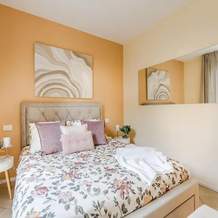 Stylish Retreat With Garden & Parking 아파트