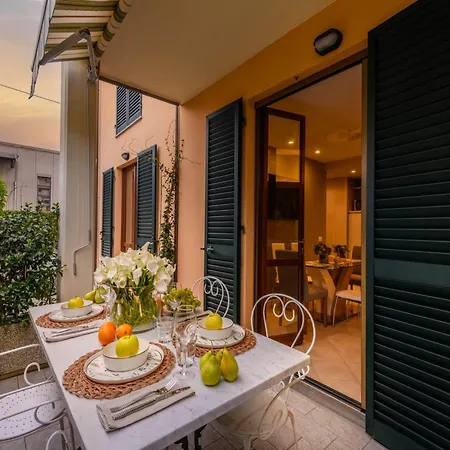 Stylish Retreat With Garden & Parking 아파트