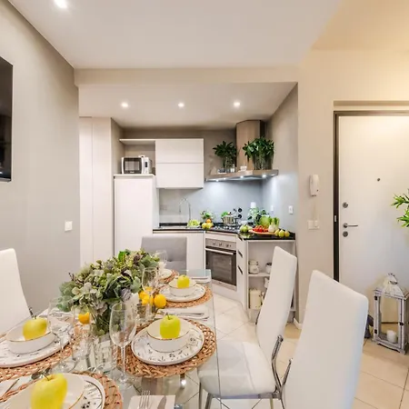 Stylish Retreat With Garden & Parking 아파트 *