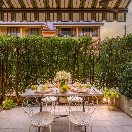 Stylish Retreat With Garden & Parking 아파트 *