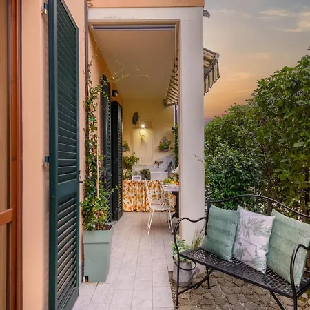 아파트 Stylish Retreat With Garden & Parking