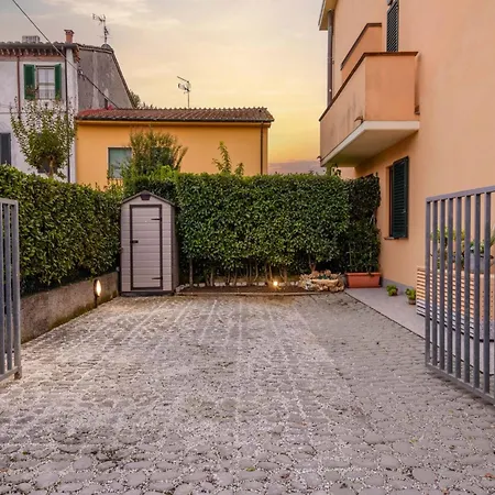 In Near Historic Walls Daire Lucca
