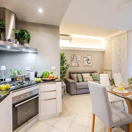Stylish Retreat With Garden & Parking 아파트